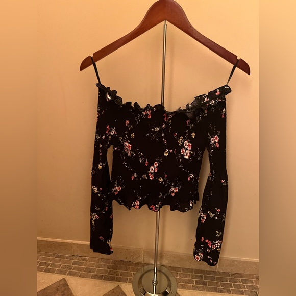 Mandee Black Floral Smocked Top NWT 💐 - Picture 2 of 4